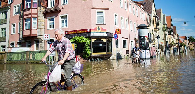 Flut schädigt mehr als 100 Ärzte Dresdner Fahrradfahrer lassen sich vom Wasser nicht aufhalten.