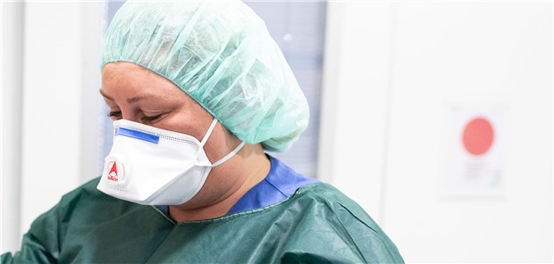 SARS-CoV-2: Krisenstab verbietet Export medizinischer Schutzausrüstung Dringend benötigt: Schutzkleidung und Atemmasken, wie hier auf der Infektionsstation der Uniklinik Essen.