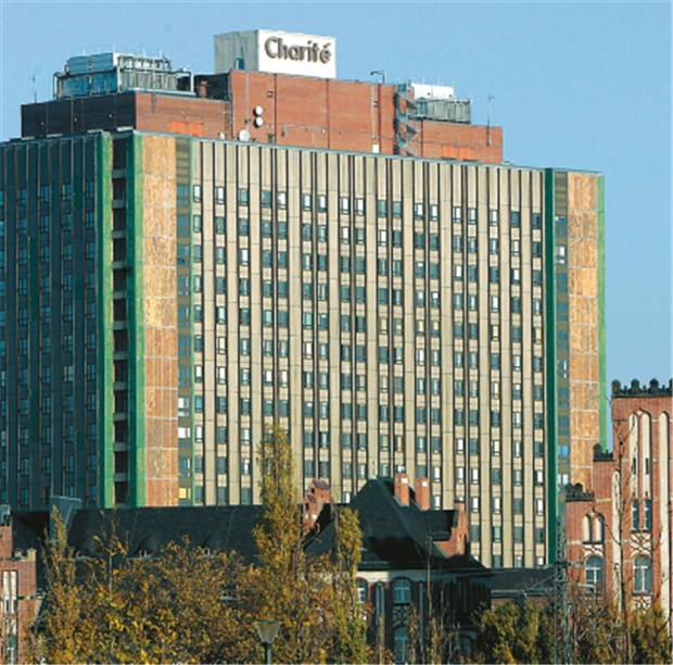 Charité leidet unter Wachkoma der Politiker Dringender Sanierungsbedarf, marode Bausubstanz: Das Hochhaus-Gebäude der Charité in Berlin.