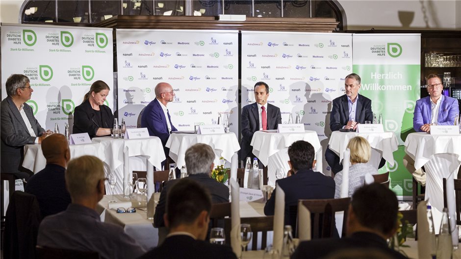 „Dritte Halbzeit“ (v.l.n.r.): Dr. Jens Kröger, Tina Winklmann (Grüne), Moderator und ÄZ-Herausgeber Wolfgang van den Bergh, Innenpolitiker Mahmut Özdemir (SPD), Andreas Häfferer von der IKK classic und Tino Sorge (CDU).