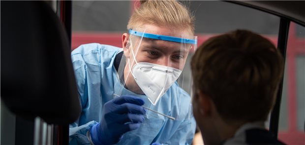 RKI meldet Engpässe bei SARS-CoV-2-Tests Drive-In Testzentrum für Schüler und Lehrer mehrerer Schulen in Bielefeld.