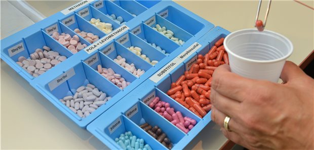 Drogensubstitute werden in einer Medizinischen Einrichtung in Berlin zur Ausgabe vorbereitet (Archivbild). Künftig sollen mehr Ärztinnen und Ärzte mit der Substitutionsmedizin vertraut werden.
