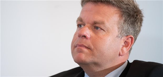 NRW-Staatssekretär Matthias Heidmeier: Notwendig sind Transparenz und Vertrauen Du kannst im Jahr 2025 keine intransparente Krankenhausplanung machen, sonst bist Du zum Scheitern verurteilt: Matthias Heidmeier, Staatssekretär im Landesgesundheitsministerium von NRW.