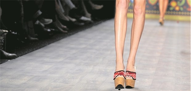 Spieglein, spieglein, wer ist die Dünnste im ganzen Land? Dünne Beine, hohe Schuhe. Politiker fordern Mindestmaße für Models.