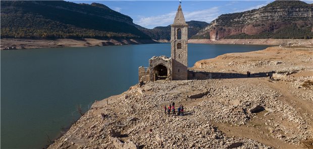 Hitzewelle: Spanien startet Präventionsprogramm früher Dürre und Wassermangel in Katalonien: Eine Kirche und die Überreste eines alten Dorfes, die normalerweise vom Wasser bedeckt sind, sind im Stausee in der Nähe von Vilanova De Sau zu sehen.