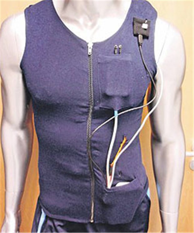Überwachungsweste soll Leben retten Dummy mit Lifeshirt: Bis zur Serienreife dauert es noch Jahre.