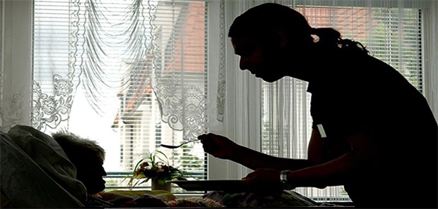 Jeder sechste Ältere wird missbraucht Dunkle Schatten über der Pflege: Die WHO warnt vor dem Missbrauch von Älteren weltweit.