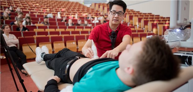 Bertelsmann-Stiftung: Rasch auf Approbations-Reform einigen! Niedersachsen, Hannover: Dozent Dr. Philip Bintaro untersucht einen Probanden mit einem Ultraschallgerät in einer interaktiven Vorlesung für Medizinstudenten im Hörsaal F an der Medizinischen Hochschule Hannover MHH. In der Vorlesung lernen Studenten den Umgang mit einem Ultraschallgerät und unterschiedliche Herangehensweisen für Diagnose.