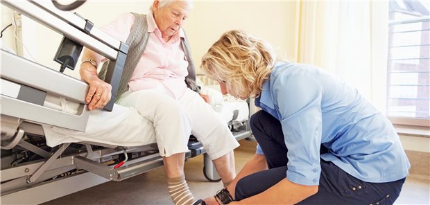 Durch die steigenden Eigenanteile wird gute Pflege im Alter für viele zunehmend unerschwinglich.