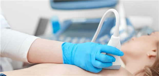 Patientin bekommt eine Mammografie.