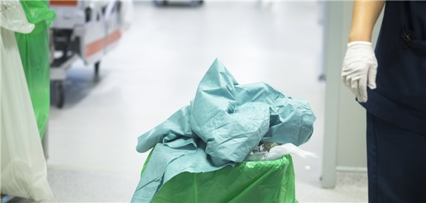 Klimaschutz im Gesundheitswesen: So funktioniert’s Durch eine Umstellung auf mehr wiederverwertbare Produkte, wo die Krankenhaushygiene es zulässt, können Kliniken einiges bewegen. Umgerechnet 13 Kilogramm Abfall pro Bett und Tag würden Kliniken produzieren, meinte Aline Mittag von der Philips GmbH Market D-A-CH beim Hauptstadtkongress.