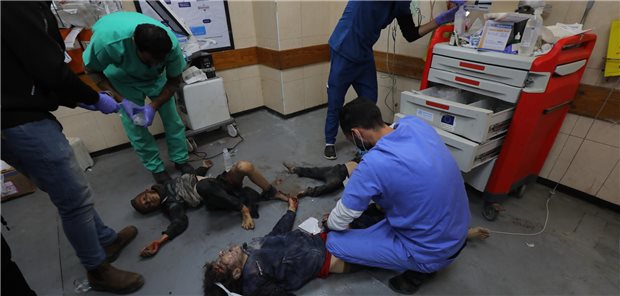 Mediziner berichten von grausigen Zuständen in Gaza-Krankenhäusern Durch israelische Luftangriffe verletzte palästinensische Kinder werden im Al-Aqsa-Krankenhaus im Gaza-Streifen behandelt.