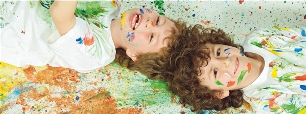 Kunsttherapie hilft, mit Pinsel und Farbe Ängste zu meistern Durch künstlerisches Gestalten können Kinder ihre Gefühle leichter benennen.