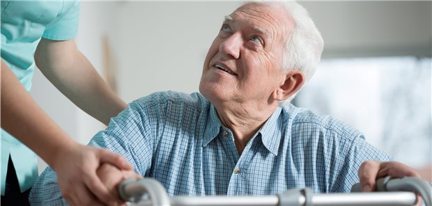 Durchhalten bei der Reha, auch bei älteren Menschen, lohnt sich. Das bekräftigt eine neue Studie.