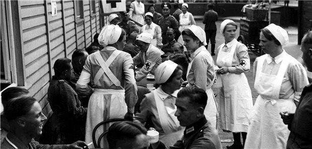 DRK hat Nachholbedarf bei Aufarbeitung der NS-Zeit Durchreisende Soldaten der Wehrmacht werden von Schwestern des Deutschen Roten Kreuzes betreut.