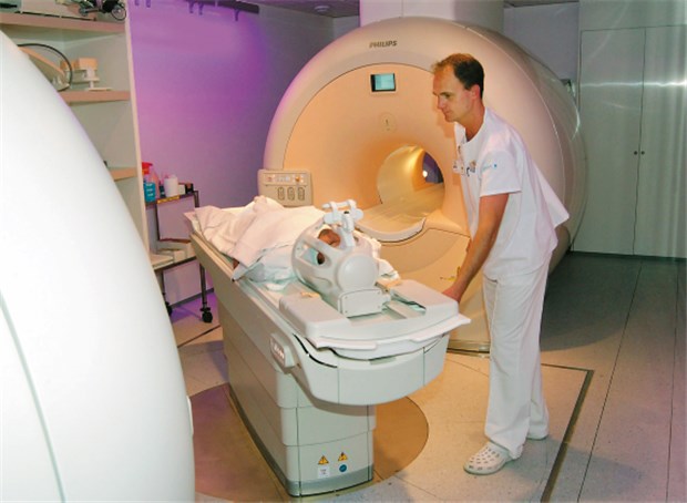 PET/MRT - Diagnostik-Riese mit Drehtisch Durchs PET/MRT gedreht. MRT- und PET-Untersuchung, ohne dass Patienten ihre Position verändern. © Philips Deutschland