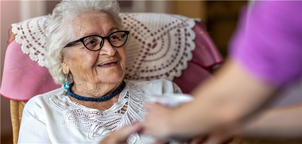 Wer zu Hause pflegt, tritt oft beruflich kürzer Durchschnittlich 49 Stunden pro Woche beansprucht die Pflege von Angehörigen.