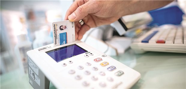 zwei Männer wählen aus einem Sortiment Autoreifen