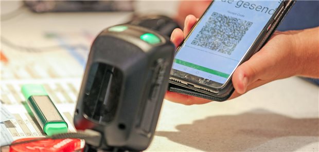 E-Rezept wird eingescannt.