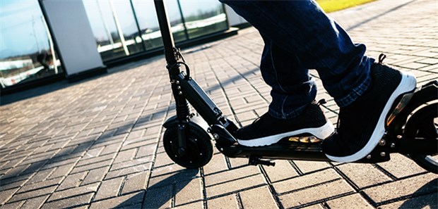 Mit dem E-Scooter in die Notaufnahme E-Scooter-Fahrer in Aktion: Unfallmediziner raten zur Vorsicht – und zum Helm.