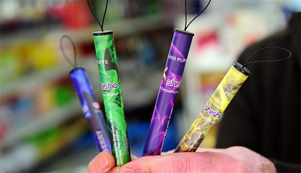 Glimmstängel mit Schoko-Geschmack E-Shishas sind so schön bunt, haben das handliche Format von Stiften, stinken nicht, schmecken nach Minze, Pfirsich, Ananas, Erdbeeren.