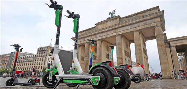 Das planen Städte gegen die E-Roller-Flut E-Tretroller fluten die Städte – hier geparkt vor dem Brandenburger Tor.