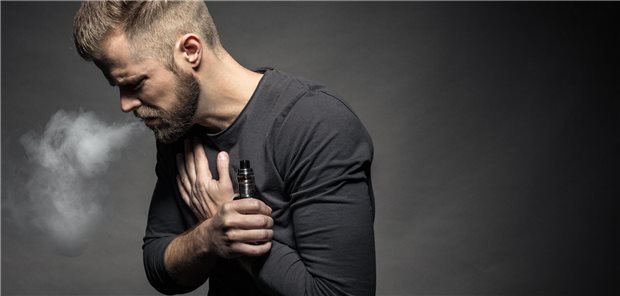 Mann mit E-Zigarette hustet 