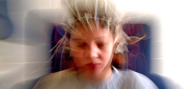 Verlangsamtes EEG deutet auf Hirnschädigung EEG-Ableitung. Vielleicht lassen sich per EEG gezielt diejenigen Kinder erkennen, die später eine fokale Epilepsie entwickeln.