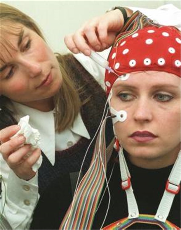 "Bei Epilepsie wird zu selten operiert" EEG-Analyse bei einem Kind mit Epilepsie. Wirken Arzneien nicht, kann oft eine Op helfen.