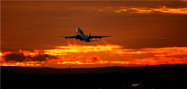 Ruhe nahe des Flughafens hilft nur langfristig EIn Flugzeug startet am Flughafen Frankfurt: Fluglärm-geplagte Anwohner freut die Ruhe infolge der Corona-Pandemie, doch hat die derzeitige Ruhe langfristig positive Auswirkungen auf die Gesundheit?