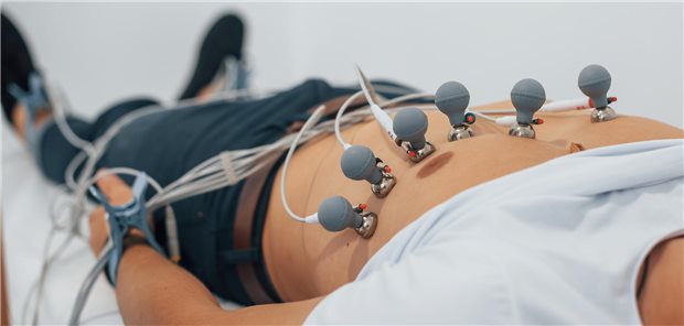 EKG: Eine schwere Hyperkaliämie ist normalerweise mit signifikanten EKG-Anomalien verbunden, aber in einigen Fällen, selbst bei sehr hohen Kaliumspiegeln, kann die Diagnose einer Hyperkaliämie über das EKG eine Herausforderung darstellen. (Symbolbild mit Fotomodell)