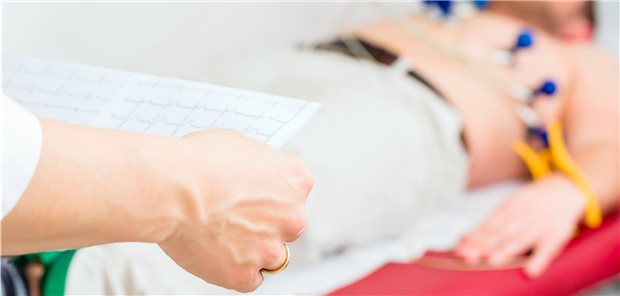 EKG-Erhebung nach einem Herzstillstand: Nicht jede sich in der frühen Phase im EKG widerspiegelnde Ischämie ist auf eine Koronarobstruktion zurückzuführen. Es kann auch eine stark eingeschränkte Koronarperfusion infolge Kreislaufstillstand von Bedeutung sein.