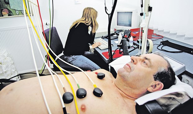 Studie spricht für kardiovaskuläre Sicherheit von DPP-4-Hemmern EKG-Untersuchung: Herzerkrankungen treten gehäuft bei Typ-2-Diabetikern auf. DPP - 4-Hemmer können das Risiko möglicherweise reduzieren.