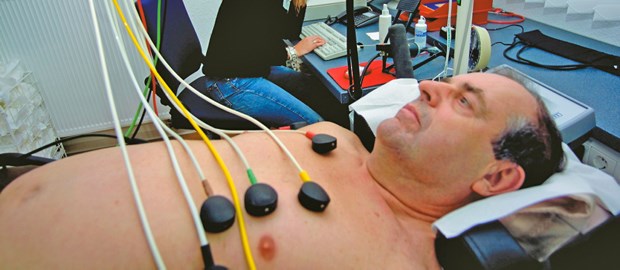Ist das Sterberisiko wirklich erhöht? EKG-Untersuchung bei einem Patienten zur Abklärung eines möglichen Vorhofflimmerns.