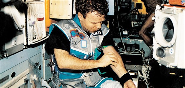'30 Blutabnahmen, das sah wild aus am Arm' ESA-Astronaut Reinhold Ewald war 1997 an Bord der Raumstation MIR. Sein Schwerpunkt waren biomedizinische Tests - vor allem an sich selbst.