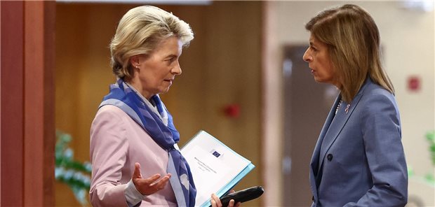 EU-Kommissionspräsidentin Ursula von der Leyen (l.) und ihre Gesundheitskommissarin Stella Kyriakides zeigen gemeinsam Flagge im Kampf gegen Krebs.