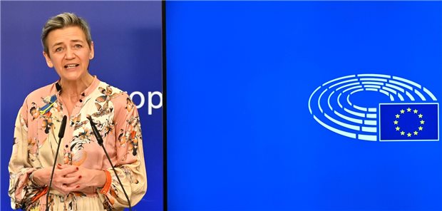 EU regelt das Internet neu: Weniger Hass und Gewalt im Netz EU-Kommissionsvize Margrethe Vestager am Samstag bei der Pressekonferenz zum Ergebnis der Verhandlungen zum Gesetz über digitale Märkte im Europäischen Parlament. Sie verglich die Lage mit der ersten Ampel, die Ordnung auf die Straßen gebracht habe.