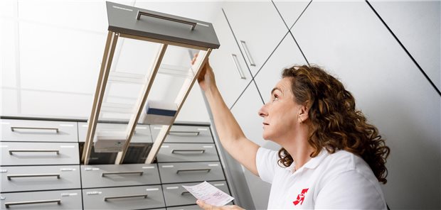 Ebbe im Regal? Das ist noch kein Grund zur Produktabgabe abseits gültiger Rabattverträge. Erst wenn der Großhandel nicht liefern kann, dürfen Apotheker verordnete Wirkstoffe in alternativ verfügbaren Mengen und Dosierungen abgeben.