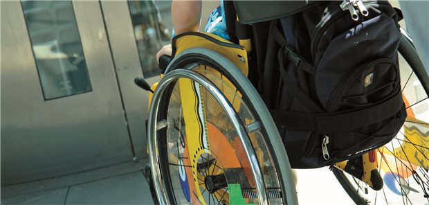 Rollstuhl vor ebenerdigem Türeingang