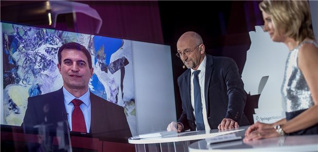 Staatssekretär Meister: „Dürfen das Vertrauen in die Forschung nicht verspielen“ Fabian Kaufmann, Geschäftsführer von Springer Medizin bei der virtuellen Gelenus-Gala. Im Vordergrund Yves Fehring (r.) und Wolfgang van den Bergh, die den Abend moderierten.