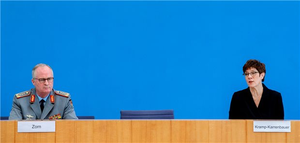 Bundeswehr-Reservisten sollen gegen Coronavirus-Pandemie helfen Eberhard Zorn, Generalinspekteur der Bundeswehr, und Annegret Kramp-Karrenbauer (CDU), Bundesverteidigungsministerin, bei einer Pressekonfeerenz zur Einbindung der Bundeswehr im Kampf gegen die Ausbreitung des Coronavirus.