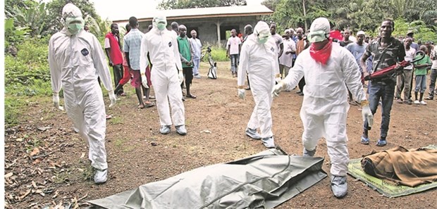 Gröhe betont internationale Kooperation gegen Seuchen Ebola-Ausbruch 2014 in Liberia: Als ein vermeidbares Risiko erwies sich der Umgang mit Leichen, von denen Infektionen übertragen werden.
