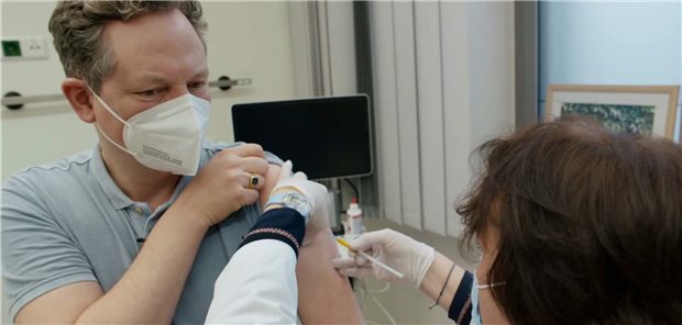 Impfproband Hirschhausen: Mit Aufklärung wider den Zweifel Eckart von Hirschhausen als Teilnehmer an der Doppelblindstudie – erhielt er Impfstoff oder Placebo?