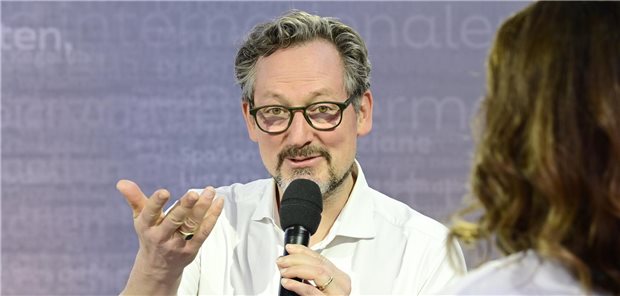 Eckart von Hirschhausen bekommt 20.000 Euro und ein Glas Alpaka-Kot Eckart von Hirschhausen auf der Literaturbühne bei der Leipziger Buchmesse 2025