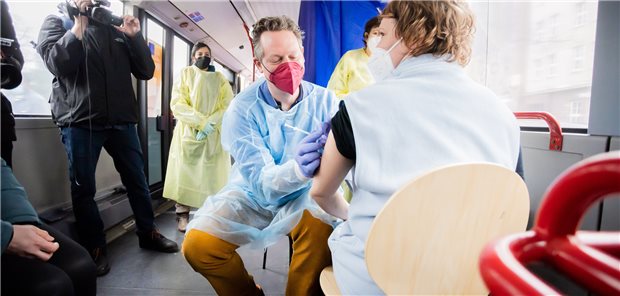 Eckart von Hirschhausen warb nicht nur für die Corona-Impfung, sondern impfte auch selbst (hier 2022 in Berlin in einem Impfbus).