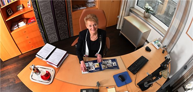 Ungewöhnliches Führungsprinzip: Verein vertraut Pflegefachkräften die Klinikleitung an Edith Dürr an ihrem Schreibtisch der Münchener Rotkreuzschwesternschaft.