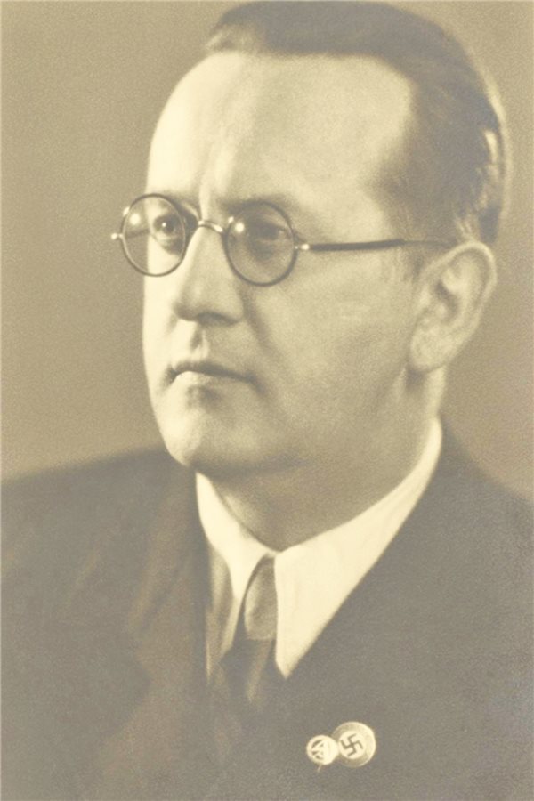 Das moralische Dilemma mit dem Pernkopf-Atlas Eduard Pernkopf, Mitglied der NSDAP und der SA, starb am 17. April 1955 in Wien.