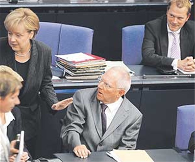 Haushaltsdebatte: Opposition schimpft über Tatenlosigkeit bei der Pflege Egal, wie die Reform aussehen wird: Daniel Bahr muss bei der Pflege an an Merkel und Schäuble vorbei.