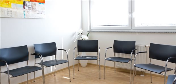 Ehedem ein seltener Anblick, seit der Corona-Krise in etlichen Praxen aber Normalität: Gähnende Leere im Wartezimmer.