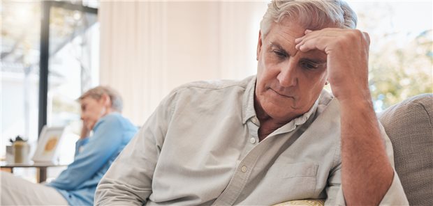Ehemänner leiden besonders unter der Krebsdiagnose ihrer Partnerin. Das Risiko einer neu aufgetretenen psychischen Störung steigt wohl vor allem im ersten Jahr nach der Diagnose. (Symbolbild mit Fotomodellen)
